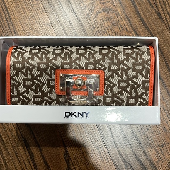 DKNYC wallet NWT orange color - Picture 2 of 8
